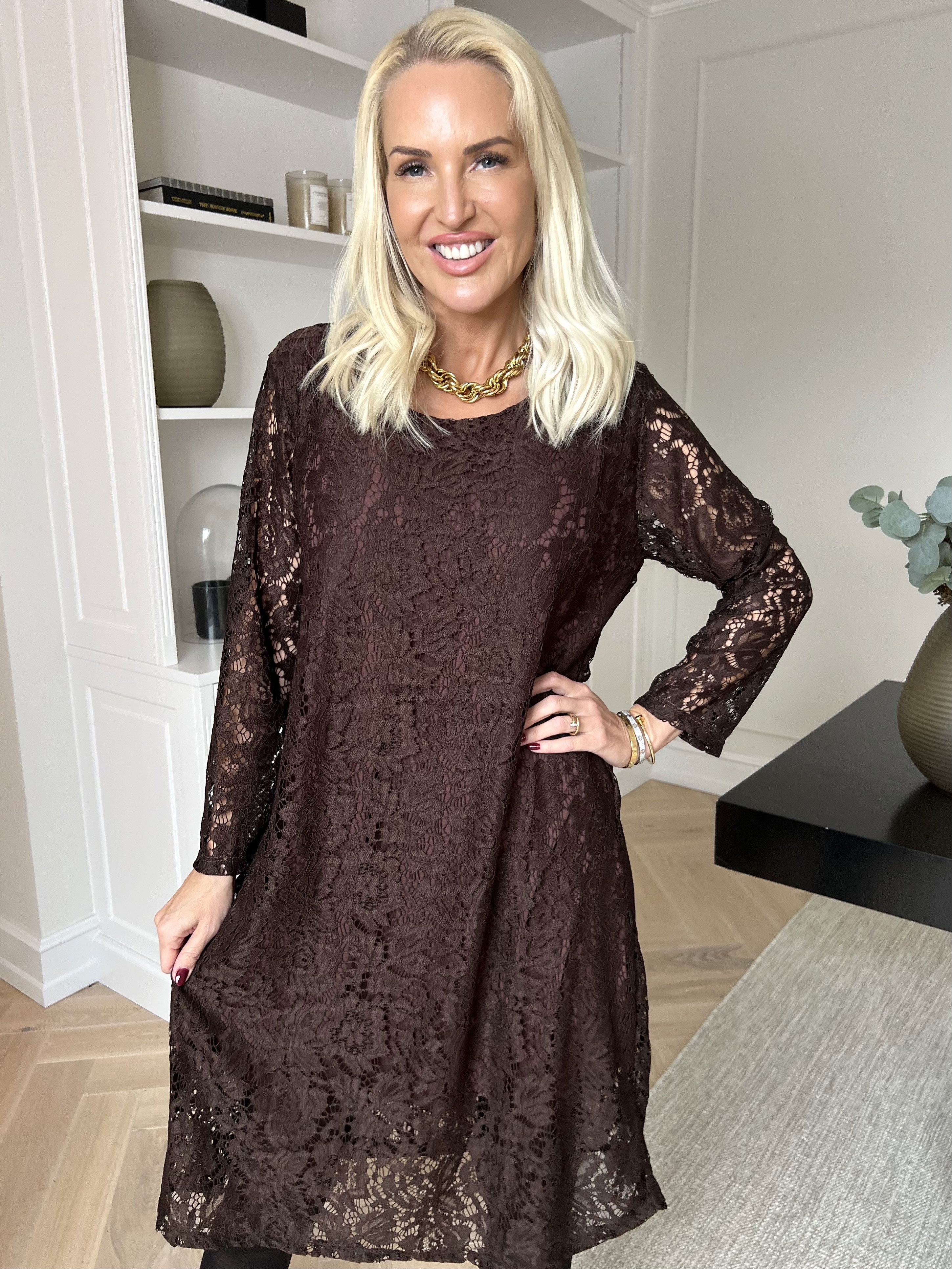 Vedis - Elegant kjole i smuk og blød blonde